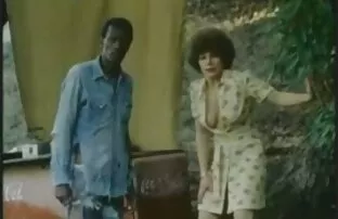 Նրա ամուսինը ծեծել է ստրուկին իր կնոջ մտրակով, ապա բռնաբարել Վիկի Սիրում պոռնո նրան մինչեւ kanzana սեղանի վրա.