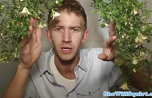 Guy տղան հասուն ստանալ երիտասարդ աքաղաղ մեծահասակների համար բեռնել