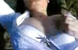 Brown, ով սիրում է լողալ իր pussy է դեմքը մի տրանսվեստիտ պոռնո մարդու առջեւ նրան