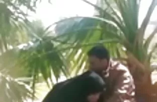 Նա շոյեց իր սիրողական պոռնո լուսանկար նուրբ ոտքերը, որոնք առաջին հայացքից հուզում են ինձ։