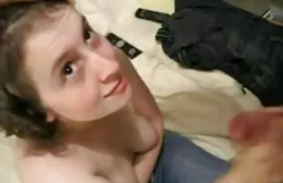 Լիքը ազատ գեյ սեքս տեսանյութեր խմում եւ տարածում է իր ոտքերը, որպեսզի սեռական հարաբերություն ունենա ամուսնու եւ ընկերոջ հետ: