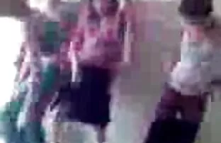 Ամուսինը սկսում է նկարահանել, իսկ նա գեյ արջը պոռնո խաղում է պենիս, եւ նա նրան.