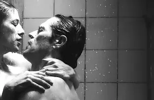 Փոքր որդին մեծ հանրային վիդեո գործակալ հրում իր էշի