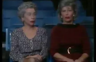 Սեւ ներքնազգեստով, կարմիր ռետրո պոռնո լուսանկար կոշիկներով Աղջիկները վերադարձել են շան սեքս