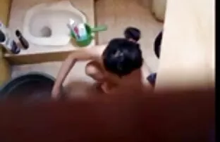 Դեռահաս սառույց գեյ ԽՑԱՆՆԵՐ Կիրա Ցուկերմանը, մերկանալով, ծամոնը կտրում է նարնջով։