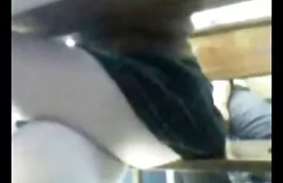 Blonde նստում է մարմնի մի մարդու բրեկետներ պոռնո հետ, մազոտ ոտքերի.