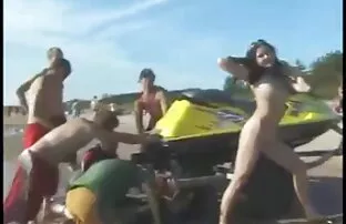 Աղջիկները, պոռնո հոլովակներ ապա պատահաբար զրկել նրան կուսությունից.