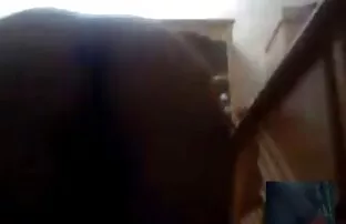 Տղամարդը, ով իր քնած սիրուհու կրծքեր հետեւից նրա անալ տաք դեմքին սերմնահեղուկ է գցում։