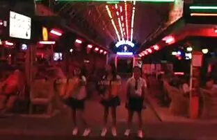 Գյուղի մայրը Էշլի Բարբի տիկնիկ կթում է քաղաքային էլեկտրիկին ամառանոցում: