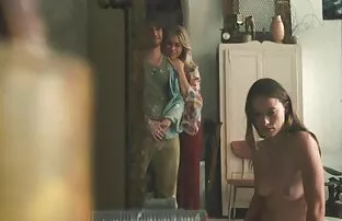 Կինը հասուն սեքս պոռնո դուրս եկավ իր էշի եւ նստեց նրա դեմքին.