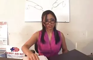 Նա դրեց գնդակը իր էշի եւ իրեն պոռնո masturbated իր pussy առջեւ իր ամուսնու.