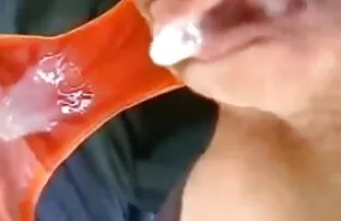 Ճիշտ այնպես, ինչպես իր pussy ծամելը, առաջին անգամ պոռնո տեսանյութեր նրա ծնոտը ցնցում է