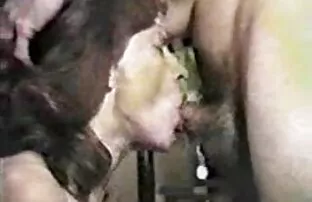 Ճաղատ տղամարդը երկար պոչ է Չեխական պոռնո մտցրել բերանը, իսկ հետո փափուկ կին ՝ բազմոցին ծակած մազերով ։