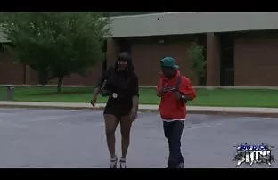 Հարսը կատարում է փեսացուի առաջ, որը տորթից դուրս է դնում աքաղաղը: պոռնո օրգազմ