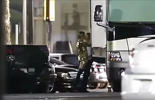 Տղաները գնում վերջին պոռնո ֆիլմեր են աշխատանքային օրվա քարտուղարին ընդառաջ։