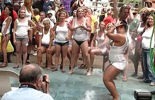 Վարսահարդար Սեւ Սպիտակ պոռնիկի վրա Չեխիայի ետնամաս.