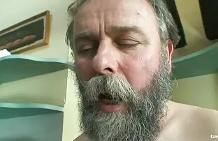 Սպասուհին, ներառյալ ղեկավարը, աքաղաղը, ազատ ընտանեկան պոռնո որը գտնվում է սեղանի տակ: