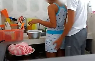 Համատեղությամբ գեղեցկության սրահի սեփականատեր սեւ սեւ պոռնիկի վրա աշխատող ուսանողուհի