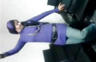 երիտասարդ Դիանան վարժվում է դիլդոյի հետ ՝ տատիկ պոռնո միզելուց առաջ ։