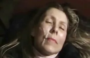 Կիսով չափ մի աղջիկ, որը նայում սեքս ֆիլմեր Օնլայն է Թոմին