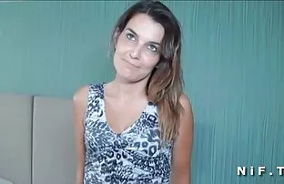 Աղջիկները սրբիչ են գնում այն փոքրիկ ասիական պոռնո բանից հետո, երբ կողաշրջեն նրա նշանը