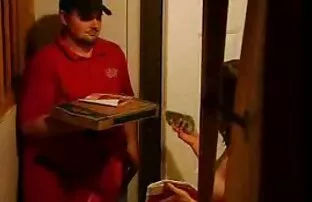 Տղան, վարտիքով, իր մեջքը մտցրել անսովոր պոռնո է Հոգուն, որպեսզի նստի զուգարանակոնքի վրա ։