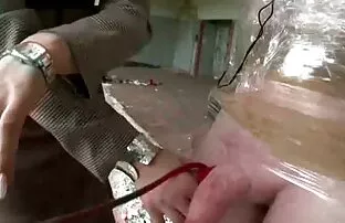 Նրա անսովոր պոռնո ամուսինը հանեց այն հայելու մեջ, երբ նա լոգարանում էր: