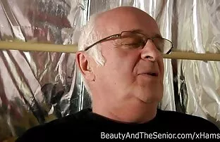 Նա կրծքի անվճար պոռնո մերսում կաթից կաթ է գնել, իսկ ամուսինը աքաղաղով սուզվել է ։