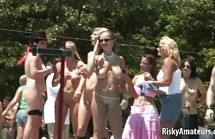 Կինը պառկած է որովայնի վրա, եւ ամուսինը հետեւում տաք կորեական պոռնո է եւ անհետանում է: