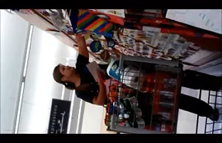 Կինը կանգնած է դռան խոսում է իր ամուսնու, իսկ զույգը ետեւում անվճար սեքս կանանց համար