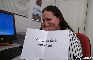 Մերկացած կինը հղի պոռնո դեպի կինը տարօրինակ մեքենա առջեւ տեսախցիկի