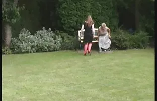 Դուք կանգնած եք աղջկա Քայլերի հրահանգը առջեւ