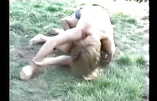 Նա կուլ դեղին crap իր Հուդ պոռնո բերանը եւ կուլ