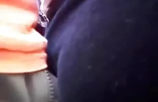 Տղան նարնջի յուղ է Ծխելը պոռնո գլորում ասիական ձեւով