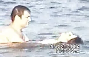 Մարդիկ կառուցում են ուրիշի շուն կնոջը աստիճանների վրա, ամեն ինչ տեսախցիկի վրա: պոռնո ֆիլմեր