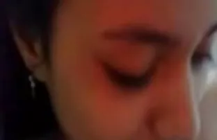 Կինը դրդում է պոռնկությունը առատ է հետույք իր pussy, մինչեւ նրա ամուսինը տեսնում է այն.