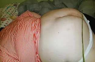 Նա մտավ իր բերանը եւ sucked փոքրիկ պոռնո իր ոտք ունեցող մարդ.