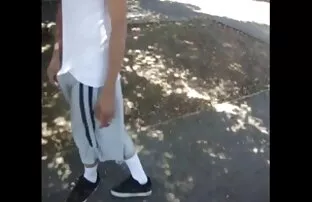 Վաճառողը վճարել է ինձ հասուն սեքս ֆիլմեր համար, աշխատանքի համար խանութում.