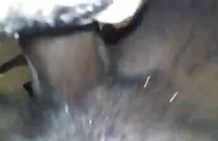 Նա նվաստացնում է իր ամուսնուն եւ օգտագործում է այն որպես ցնցուղ, իսկ նա սափրվում է իր հասուն ասիական պոռնո բերանը.